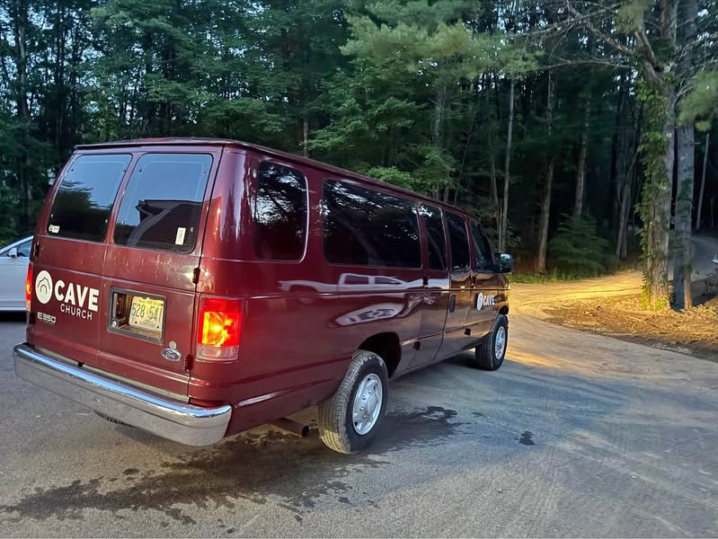 2005 Ford E350 Super Duty Passenger - XLT Extended Wagon 3D