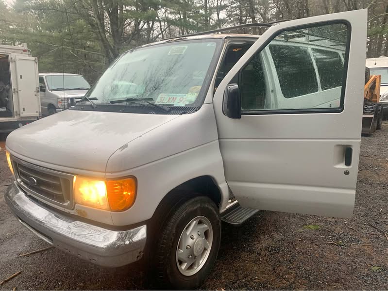 2006 Ford E350 Super Duty Passenger - XLT Extended Wagon 3D