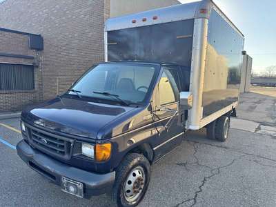 2006 Ford E450 Super Duty Cutaway - Cutaway Van 2D