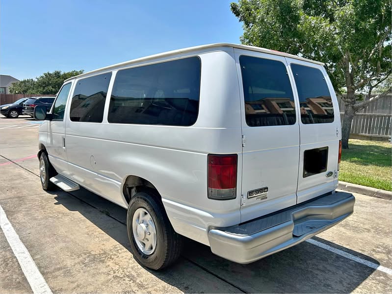 2007 Ford E350 Super Duty Passenger - XL Van 3D