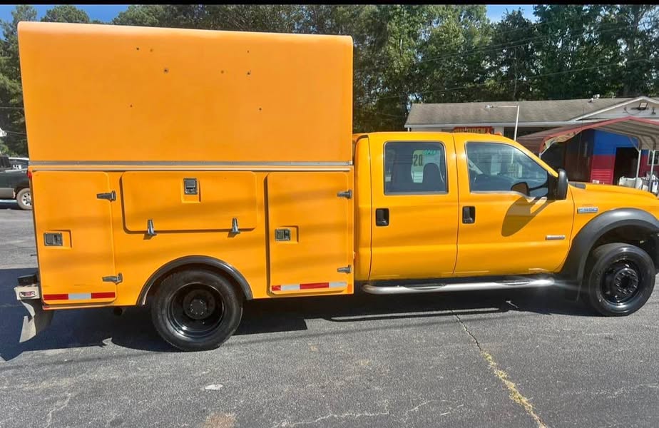 2007 Ford F550 Super Duty Crew Cab & Chassis - 6.0L V8 Diesel Plumber Utility