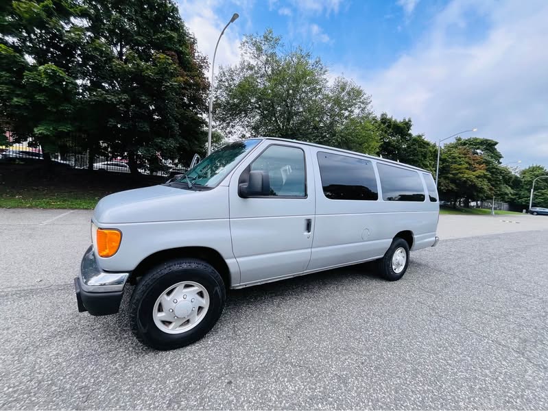 2006 Ford E350 Super Duty Passenger - XLT Extended Wagon 3D