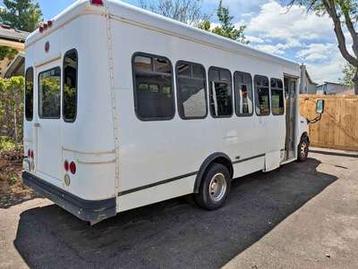 2006 Ford E450 Super Duty Cutaway - Cutaway Van 2D