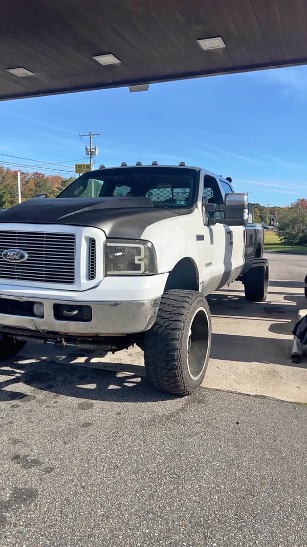 2004 Ford F350 Super Duty Crew Cab - Lariat Pickup 4D 8 ft