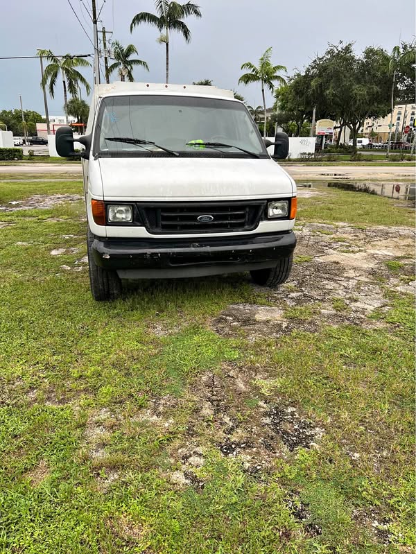 2007 Ford E350 Super Duty Cutaway - Cutaway Van 2D