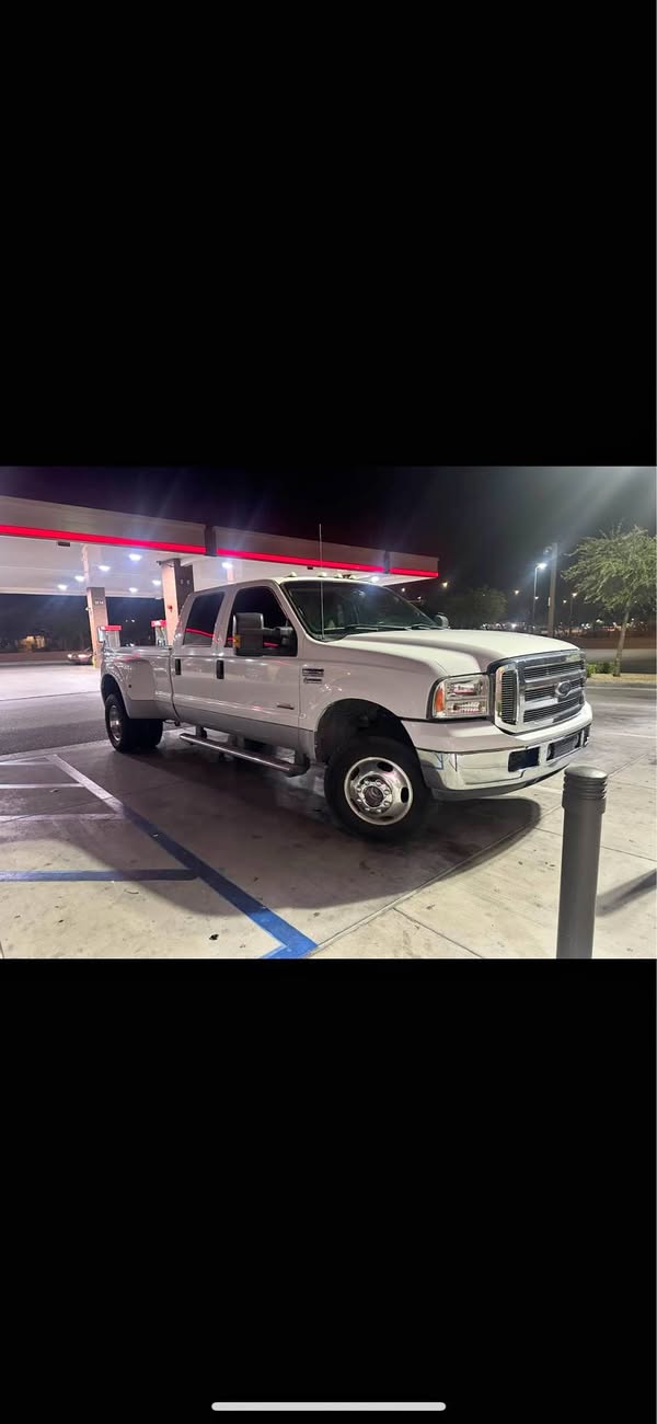 2005 Ford F350 Super Duty Crew Cab - Lariat Pickup 4D 8 ft