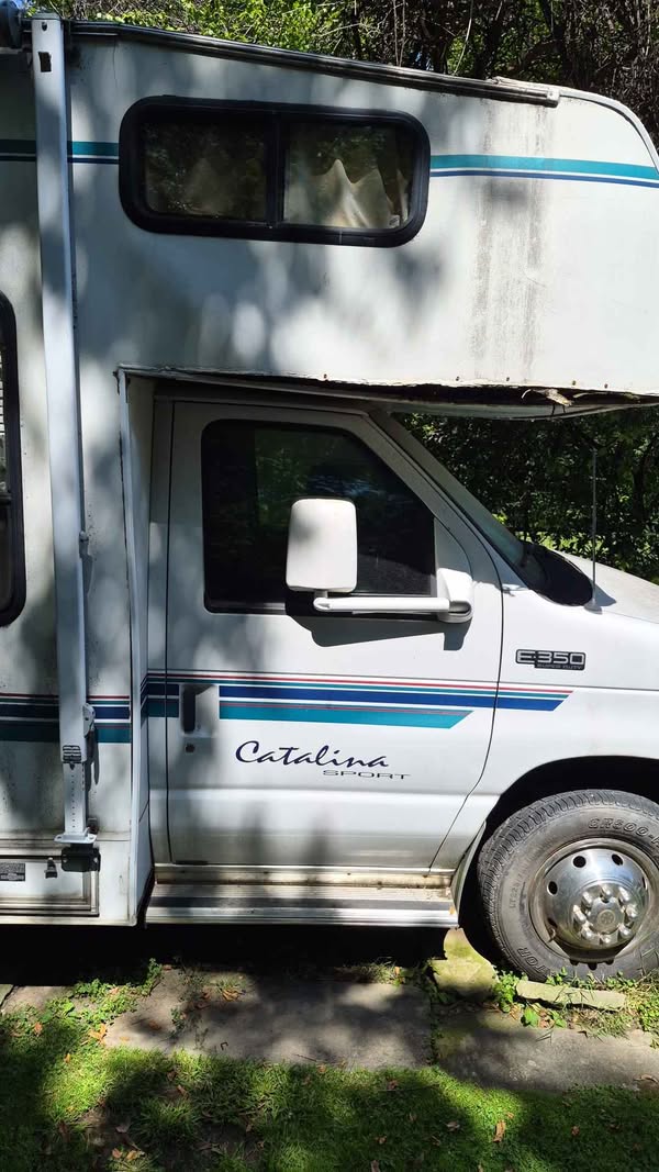 1999 Ford E350 Super Duty Cargo - Van 3D
