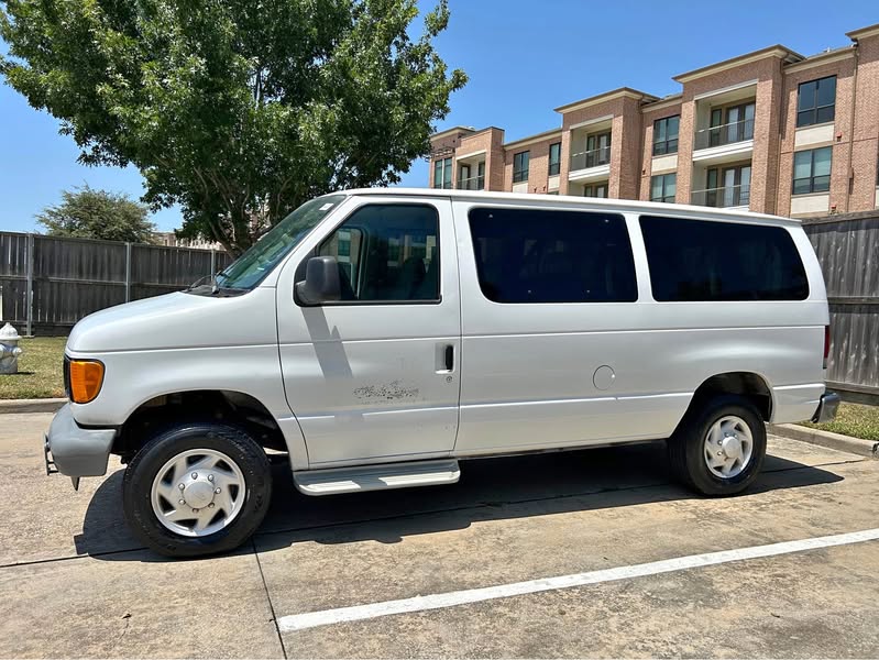 2007 Ford E350 Super Duty Passenger - XL Van 3D