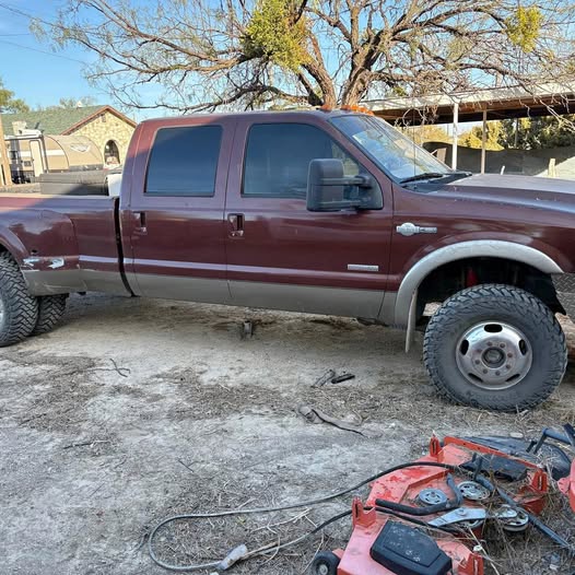 2005 Ford F350 Super Duty Crew Cab - King Ranch Pickup 4D 8 ft