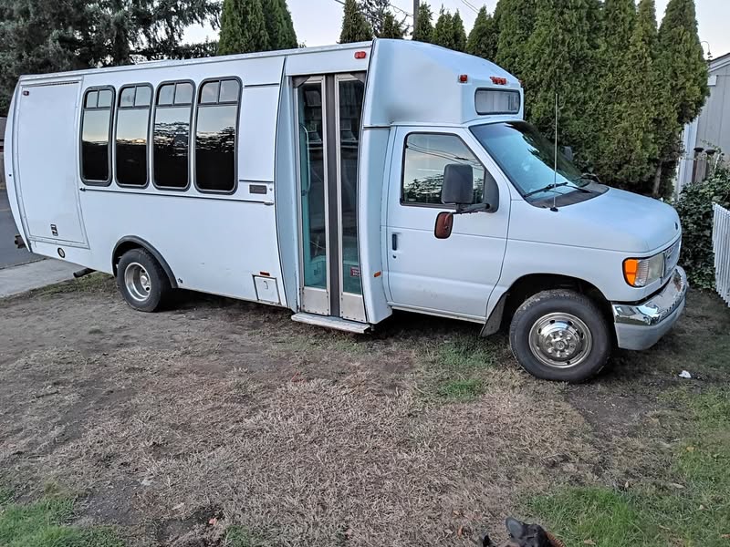 1999 Ford E450 Super Duty Cutaway