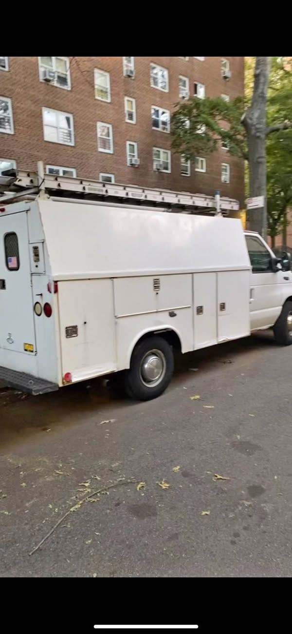2005 Ford E350 Super Duty Cutaway - Cutaway Van 2D