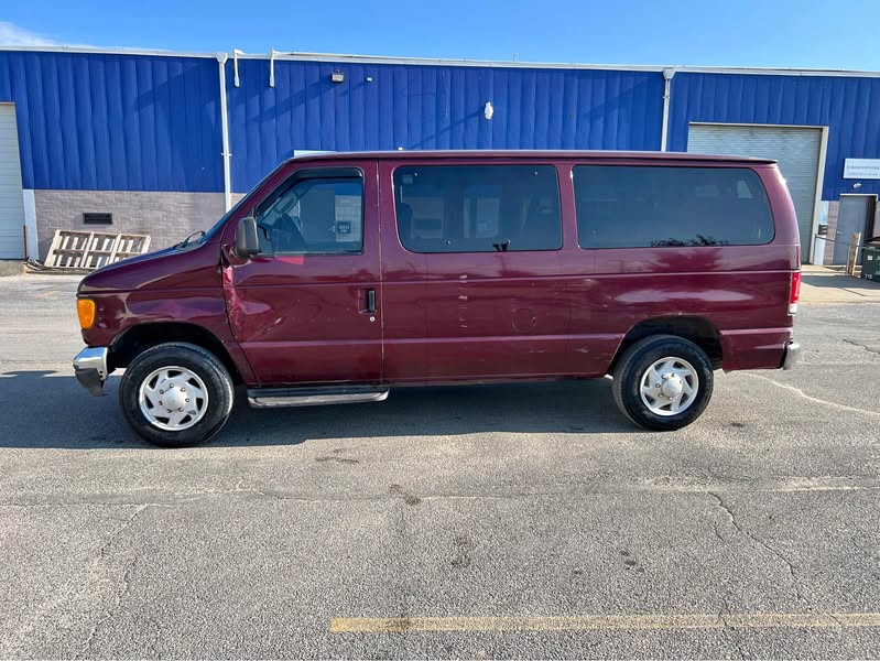 2007 Ford E350 Super Duty Passenger - XLT Van 3D