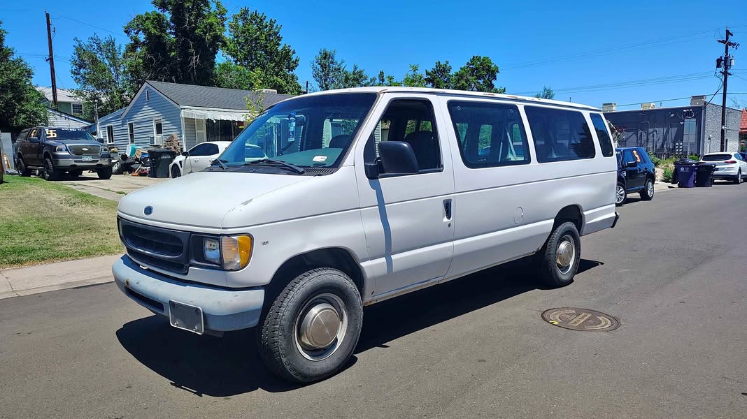 2000 Ford E350 Super Duty Passenger - XL Extended Van 3D