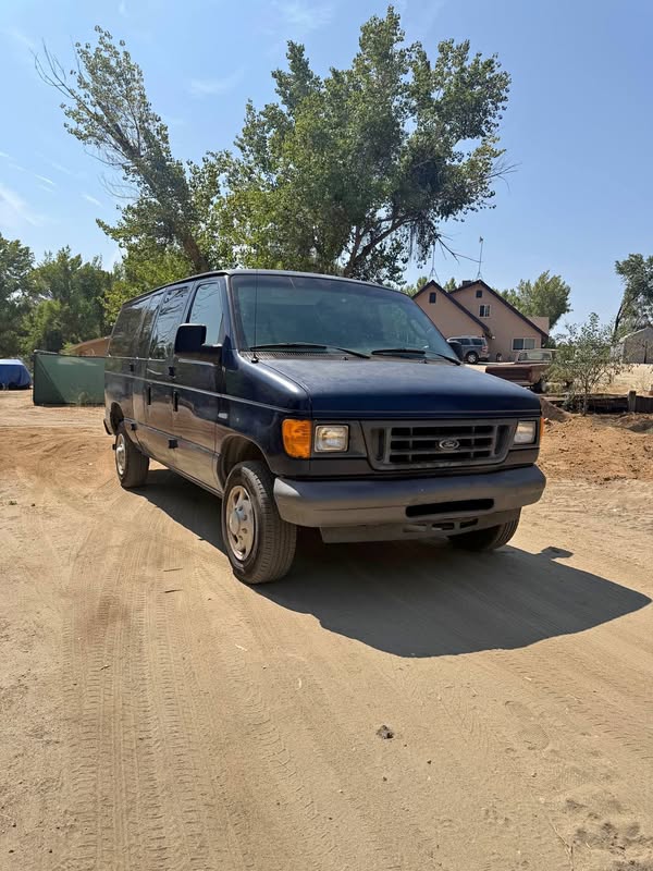 2007 Ford E350 Super Duty Passenger - XLT Van 3D