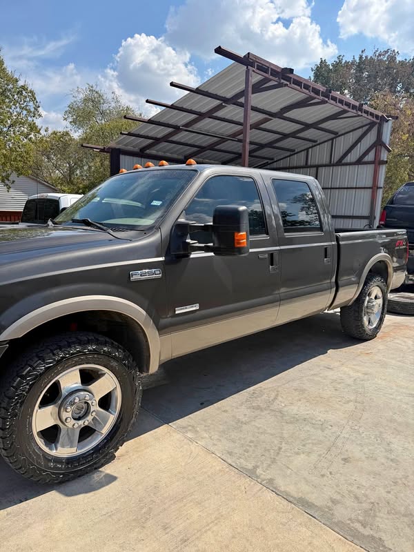 2006 Ford F250 Super Duty Crew Cab - lariat