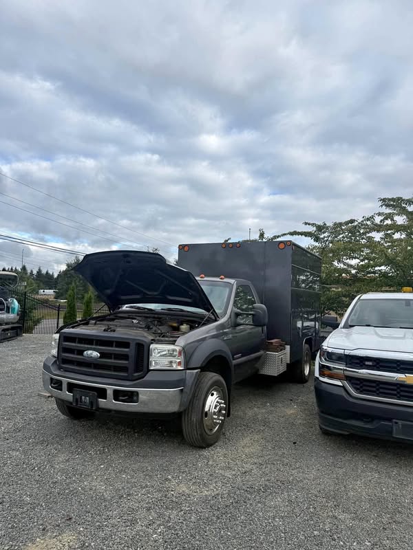 2006 Ford F550 Super Duty Regular Cab & Chassis - XLT