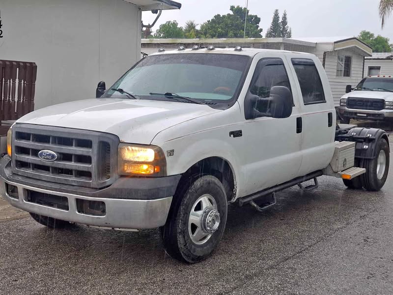 2000 Ford F350 Super Duty Crew Cab - XLT Pickup 4D 8 ft