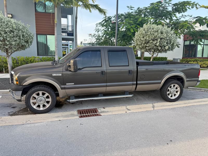 2005 Ford F350 Super Duty Crew Cab - Lariat Pickup 4D 8 ft