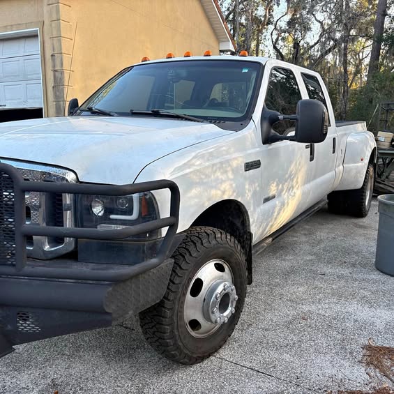 2007 Ford F350 Super Duty Crew Cab - Lariat Pickup 4D 8 ft