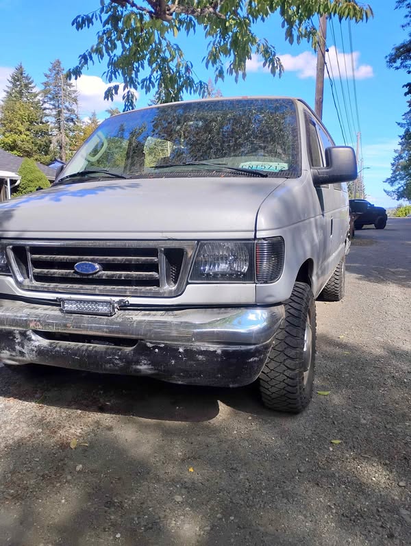 2006 Ford E350 Super Duty Passenger - XLT Extended Van 3D