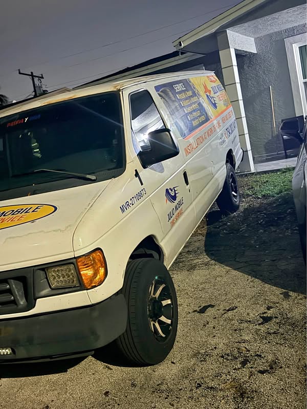 2004 Ford E250 Super Duty Cargo - Van 3D