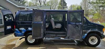 2005 Ford E350 Super Duty Passenger - XL Van 3D