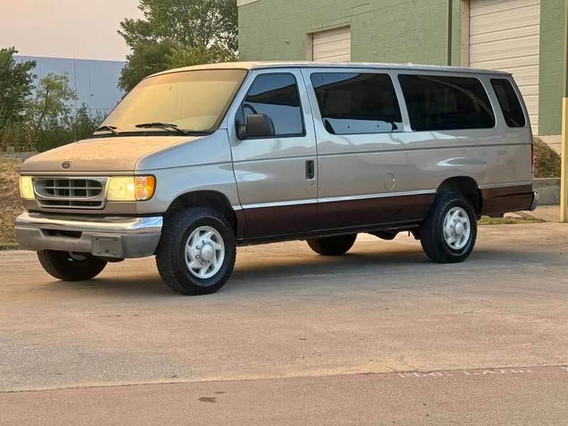 2002 Ford E350 Super Duty Passenger - XLT Van 3D