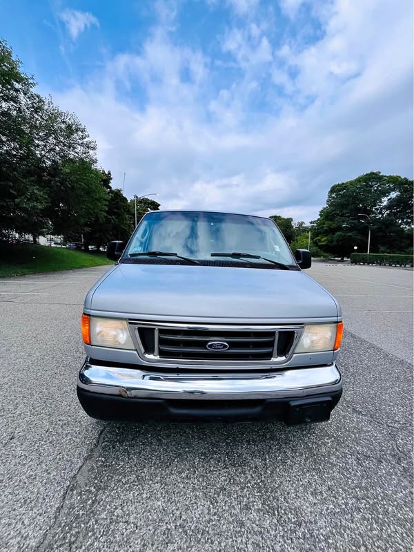 2006 Ford E350 Super Duty Passenger - XLT Extended Wagon 3D