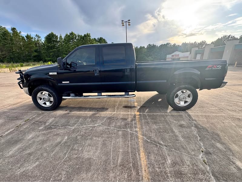 2006 Ford F350 Super Duty Crew Cab - Lariat Pickup 4D 8 ft