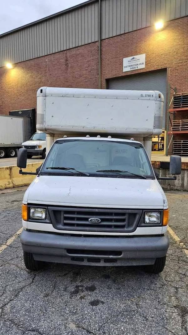 2006 Ford E450 Super Duty Cutaway - Cutaway Van 2D