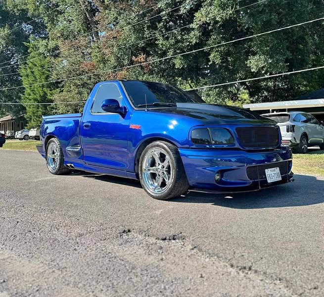 2000 Ford F-150 - SVT Lightning Pickup 2D 6 1\/2 ft