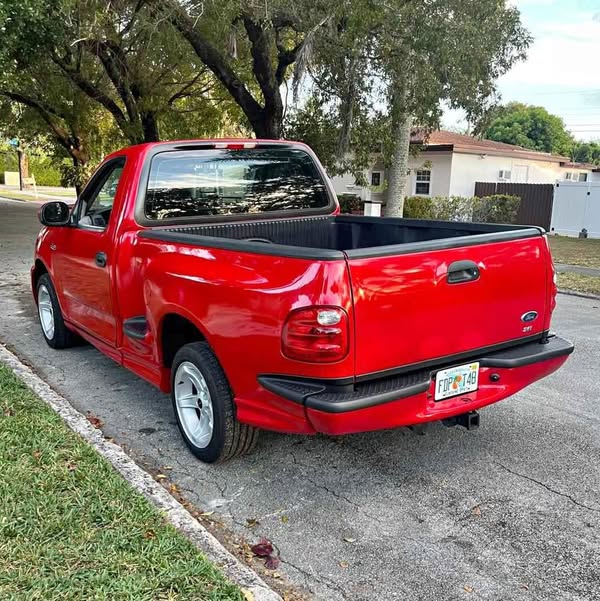 1998 Ford F-150 - SVT Lightning Pickup 2D 6 1\/2 ft