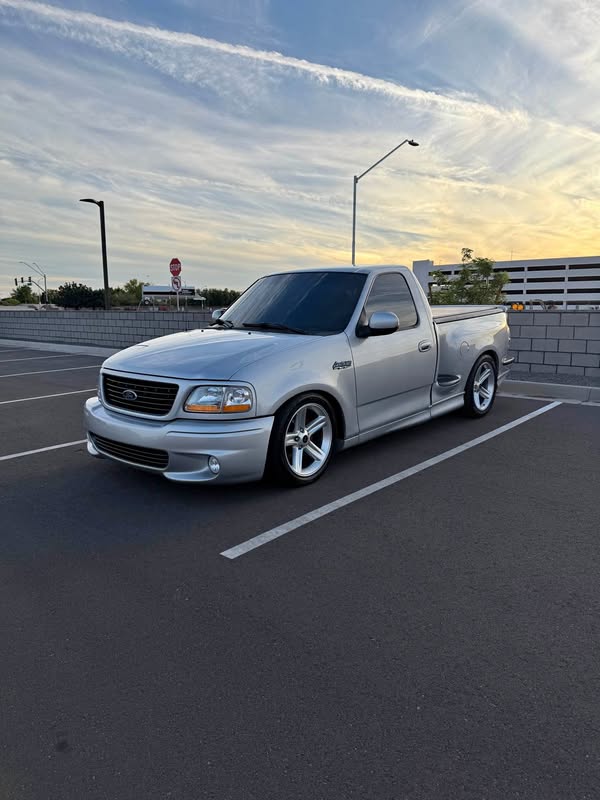 2002 Ford F-150 - SVT Lightning Pickup 2D 6 1\/2 ft