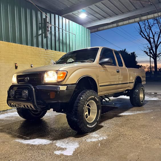 2000 Toyota Tacoma - 4WD 4D