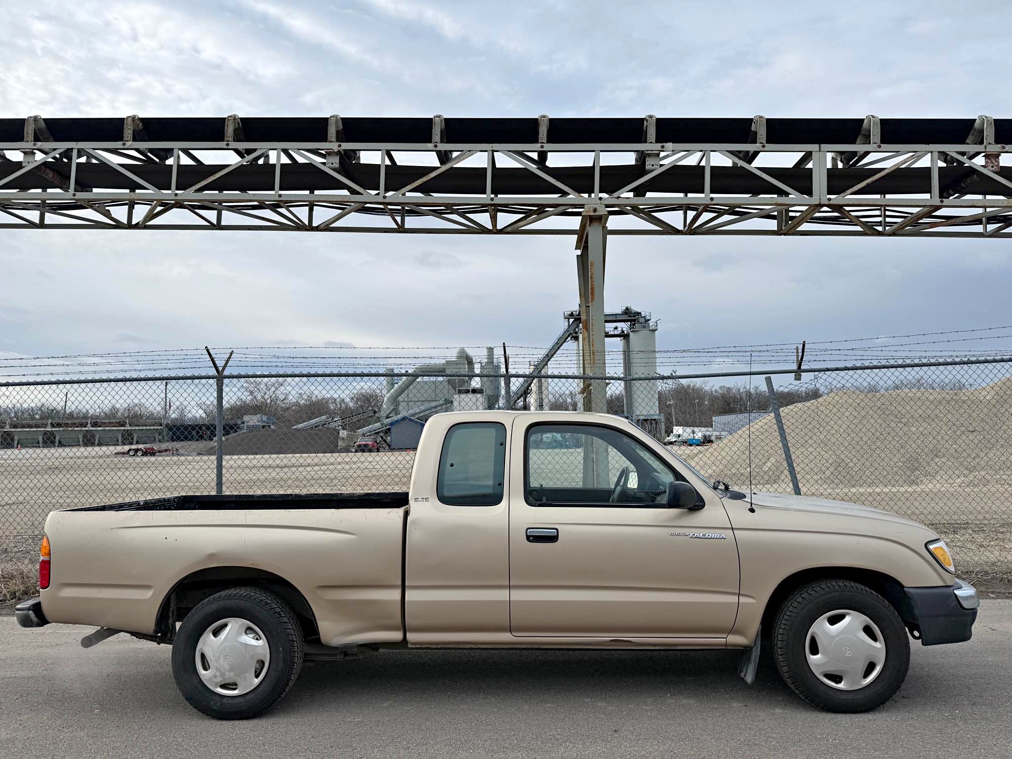 1998 Toyota Tacoma - 30MPG MANUAL RUST FREE UNDERSIDE