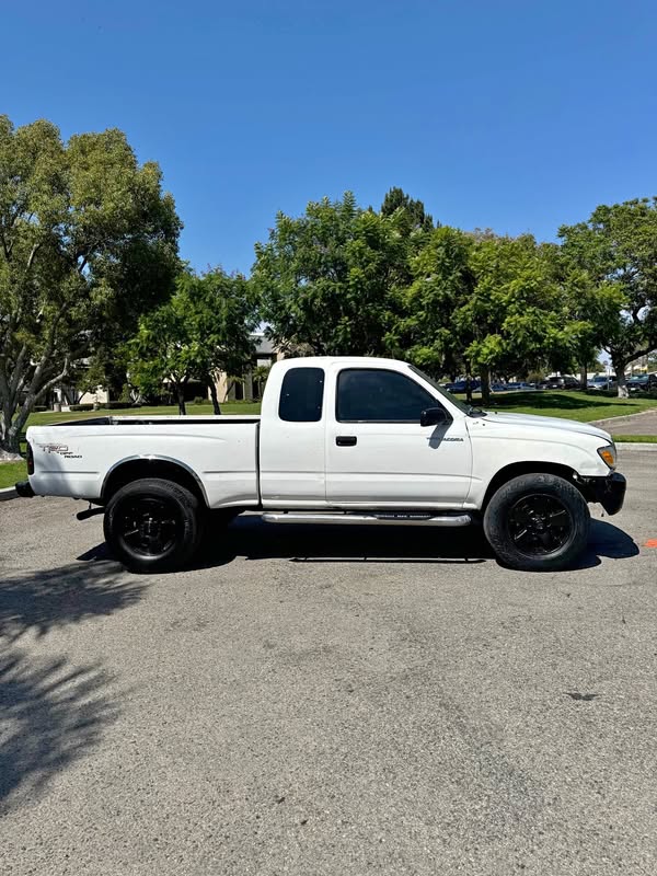 2000 Toyota Tacoma Xtracab - PreRunner