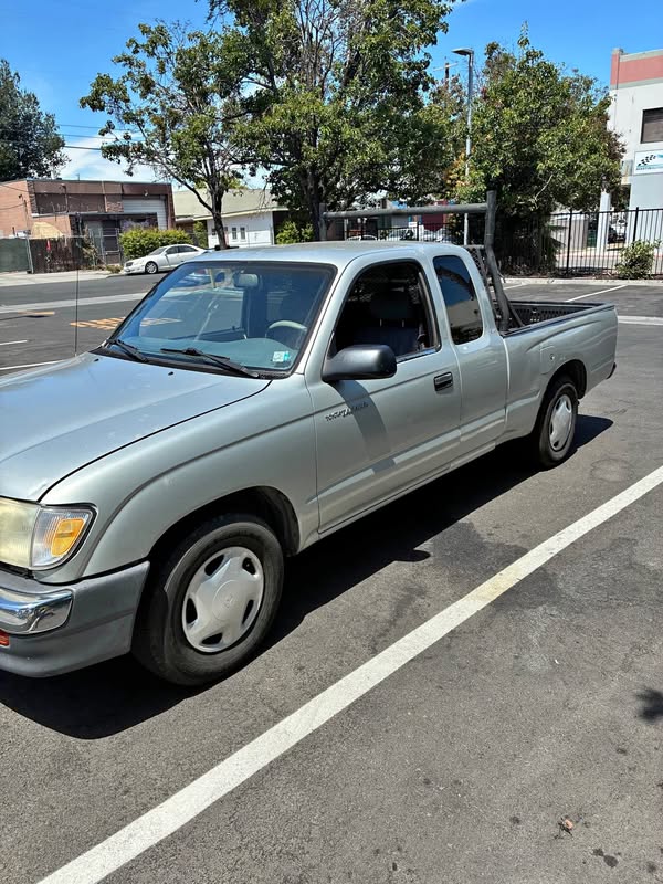 2000 Toyota Tacoma - SR5 Pickup