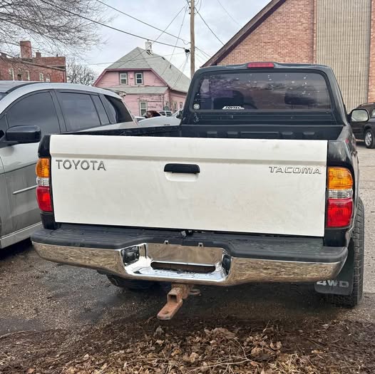 2000 Toyota Tacoma - 4WD 4D