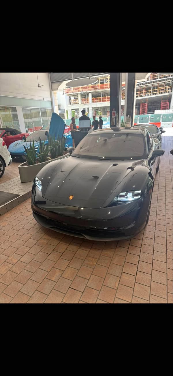 2022 Porsche Porsche Taycan - Brand new tires