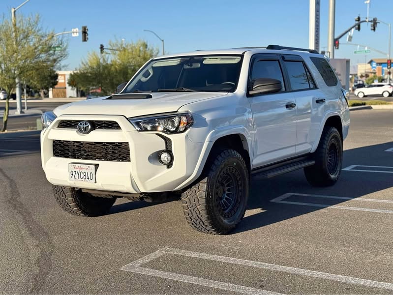 2018 Toyota 4Runner - SR5 Sport Utility 4D