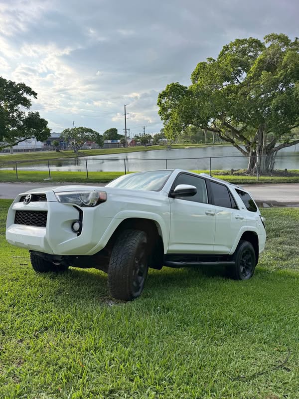 2018 Toyota 4Runner - SR5 Sport Utility 4D