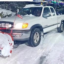 Toyota tundra 4x4 2002 w\/snow plow and salt spreader