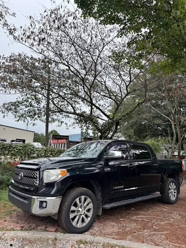 2017 Toyota Tundra - Limited .