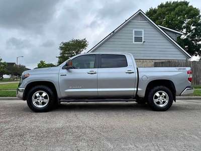 2016 Toyota Tundra - Trabajando al 10
