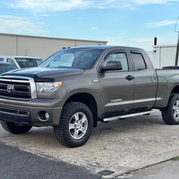 2011 Toyota tundra sr5 - 4wd double cab - 5.7l v8 - 1 owner