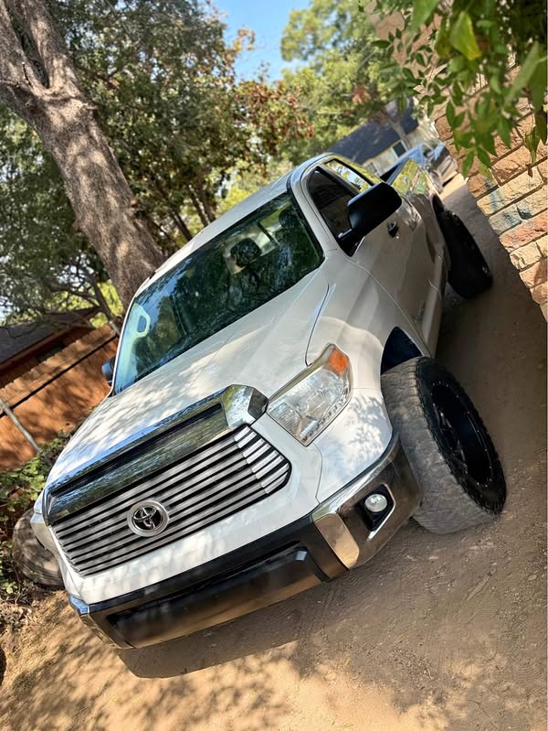2017 Toyota Tundra - .