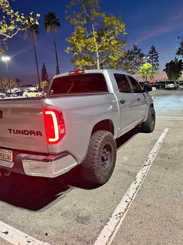 2018 Toyota Tundra CrewMax - SR5 Pickup 4D 5 1\/2 ft