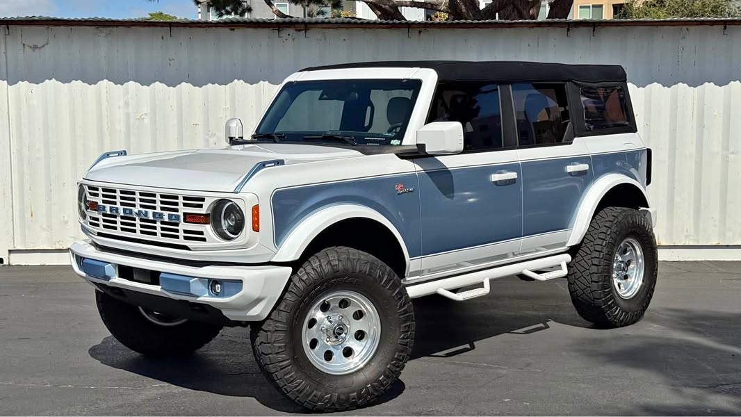 2023 Ford Bronco - Black Diamond