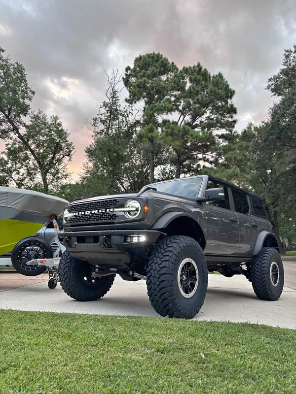 2022 Ford Bronco - Badlands\/ Sasquatch