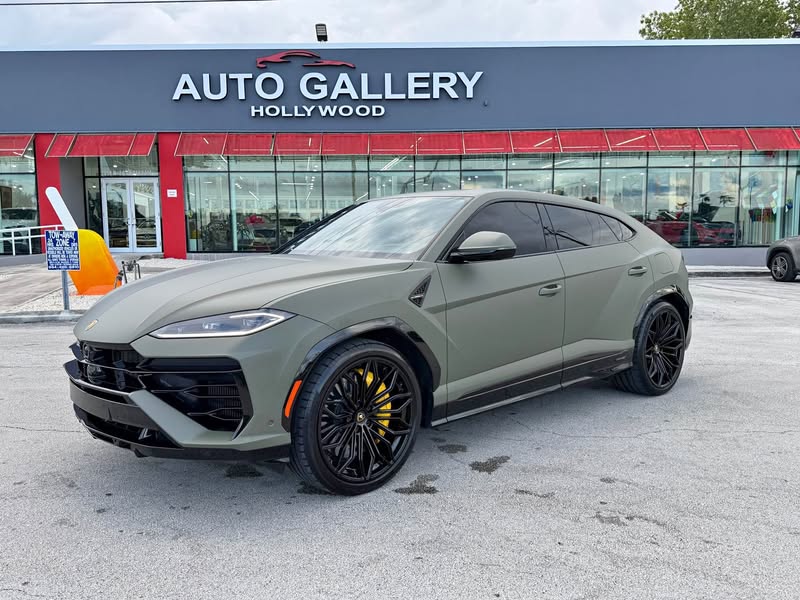 2025 Lamborghini Urus - SE